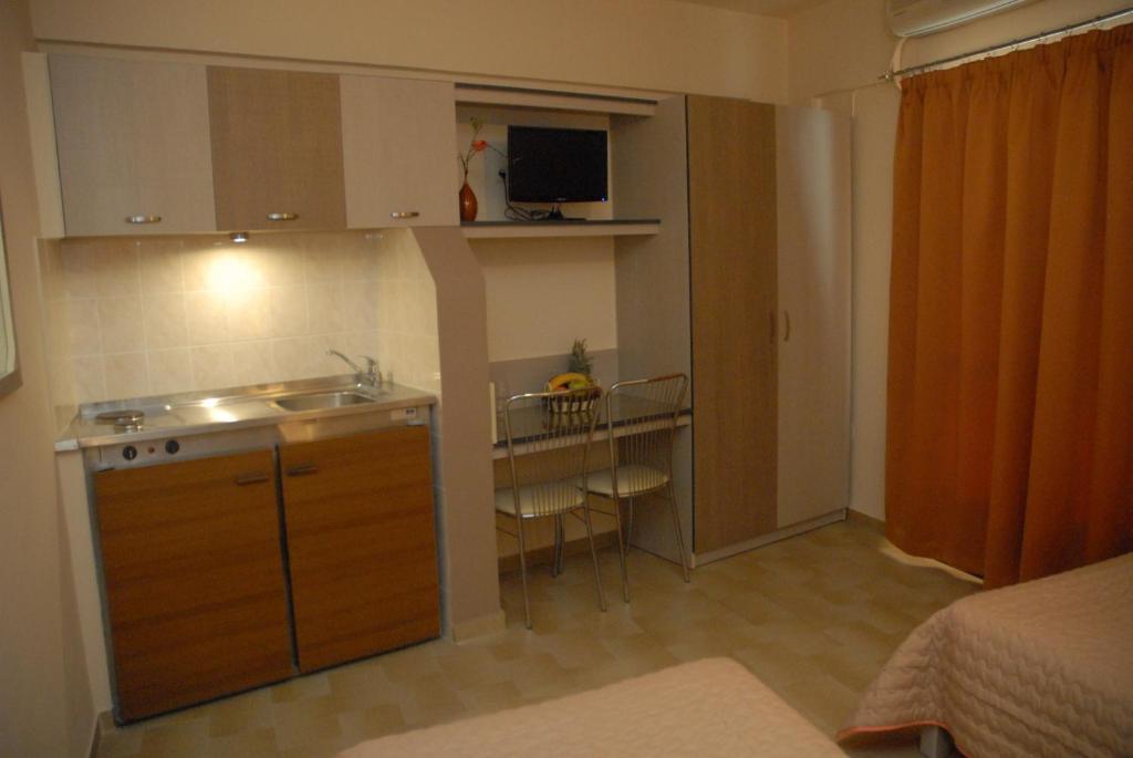 Takis Hotel Apartments 이알리소스 외부 사진