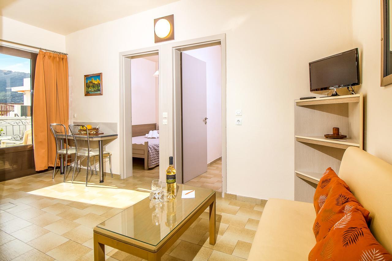 Takis Hotel Apartments 이알리소스 외부 사진