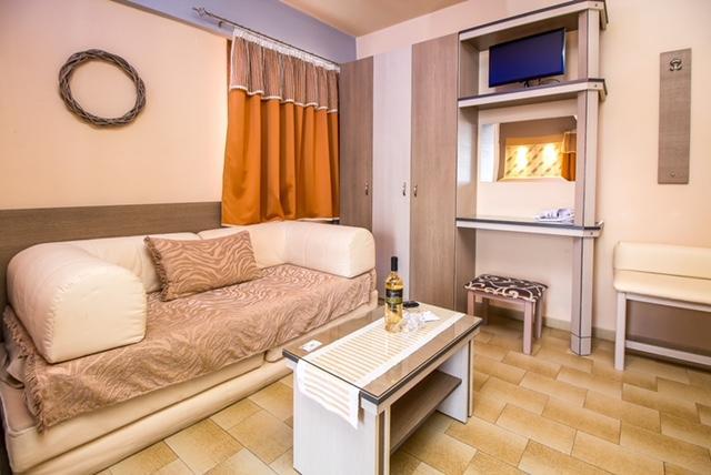 Takis Hotel Apartments 이알리소스 외부 사진