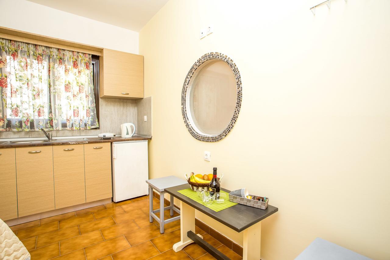 Takis Hotel Apartments 이알리소스 외부 사진