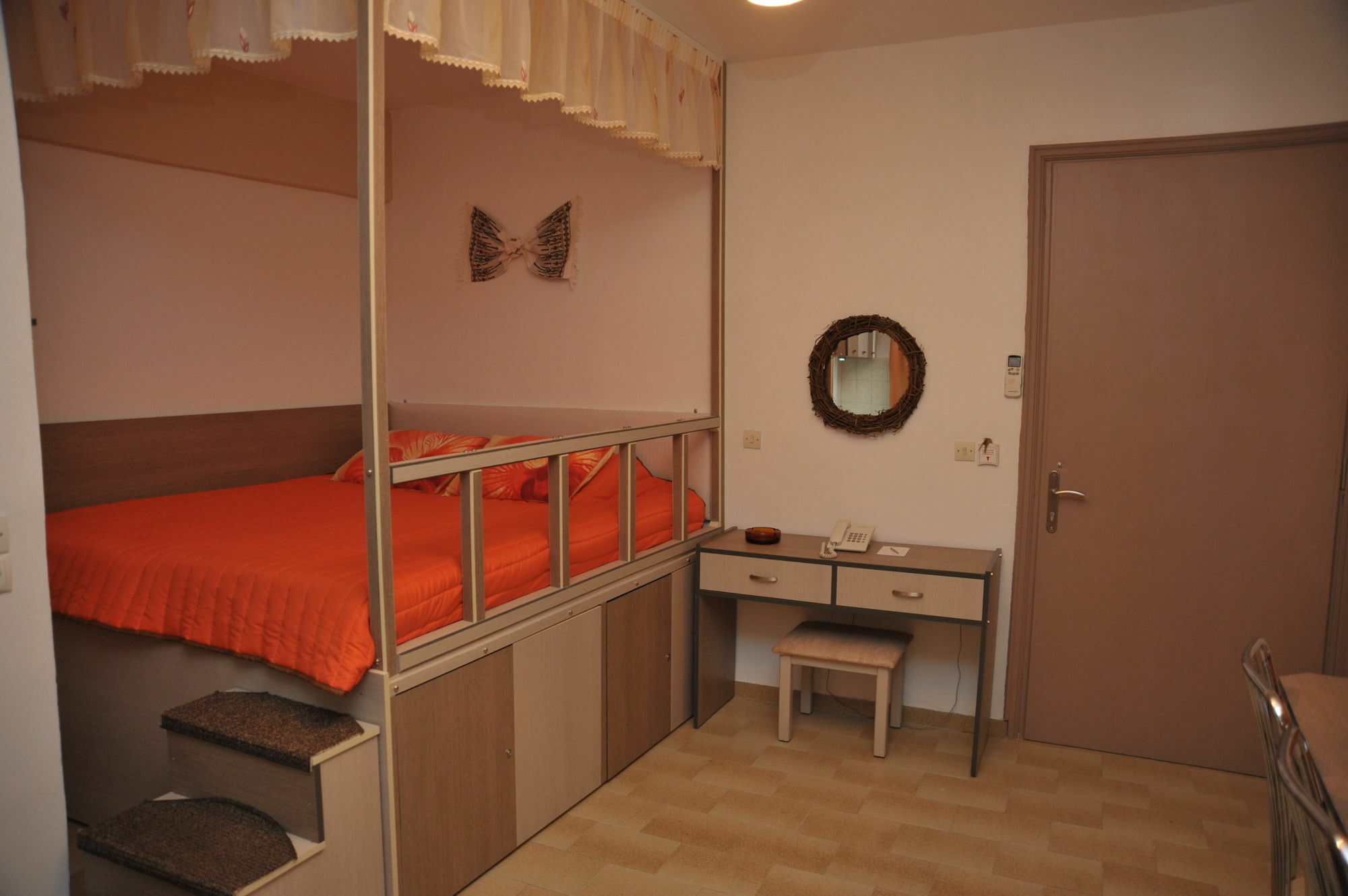 Takis Hotel Apartments 이알리소스 외부 사진