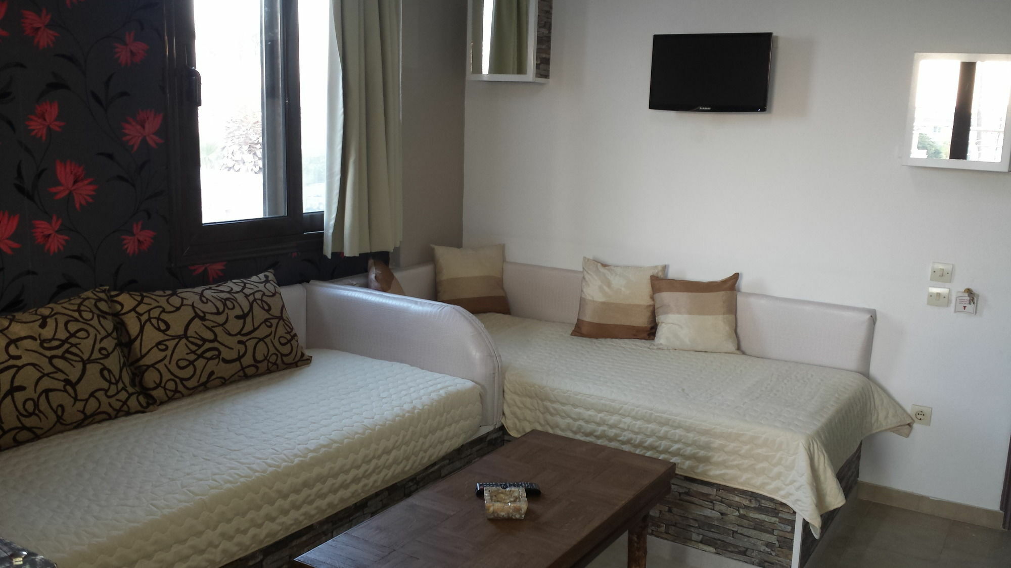 Takis Hotel Apartments 이알리소스 외부 사진