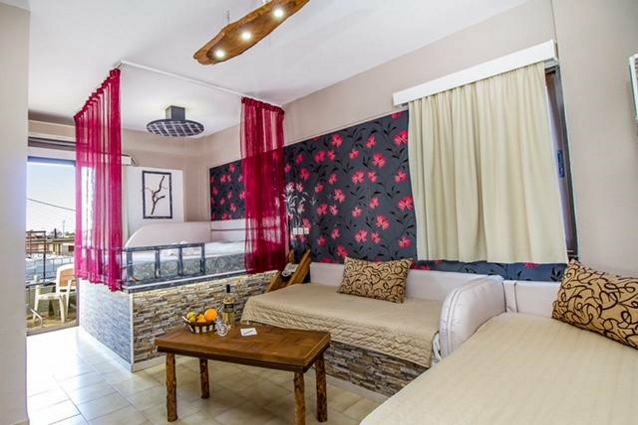 Takis Hotel Apartments 이알리소스 외부 사진